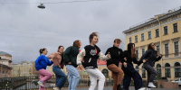 Плохо танцевать - тоже позиция: петербуржцы танцуют накануне концерта IOWA